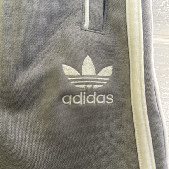 MEN’s Adidas 9” athletic shorts with zipper pockets size SMALL (28-30) - Picture 2 of 6